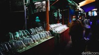 Bila penasaran ingin berburu beragam ikan hias maupun aksesorisnya di Jalan Sumenep, Menteng ini dapat berkunjung ke kawasan tersebut sejak pagi hari hingga pukul 19.00 WIB.
