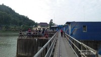 Perlintasan pengunjung di bendung Gerak Serayu.