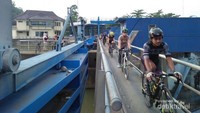Pesepeda sedang melintasi bendung Gerak Serayu.