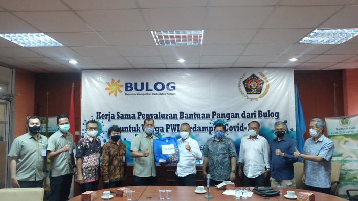 Bulog Gandeng PWI Peduli Salurkan Bantuan Pangan Dampak COVID-19. (Dok PWI)