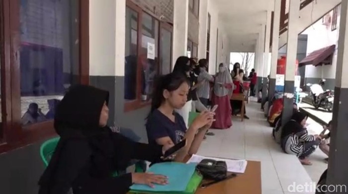 Calon siswa di SMKN 1 Kendari saat mendaftar (Sitti-detikcom).