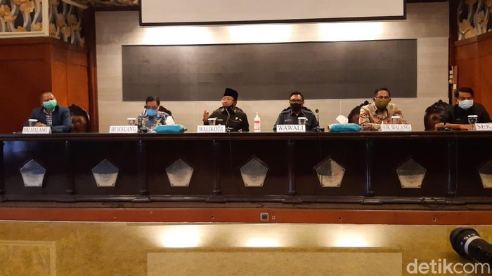 Gugus Tugas Percepatan Penanganan COVID-19 Kota Malang menyebut, ada tujuh karyawan BRI Kantor Wilayah Malang yang terkonfirmasi COVID-19. Jumlah itu berdasarkan hasil tes swab yang dilakukan terhadap seluruh pegawai.