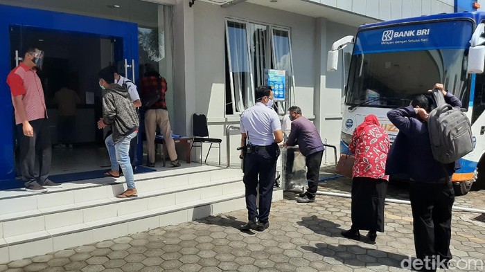 Layanan nasabah di Bank BRI Kantor Wilayah Malang berjalan normal meski sempat diterpa hoaks soal kasus COVID-19. Protokol kesehatan diterapkan untuk mencegah penyebaran COVID-19.