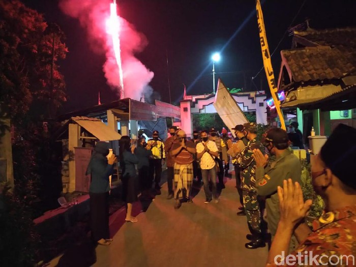 Solidaritas warga Dusun/Desa Bendung, Kecamatan Jetis, Kabupaten Mojokerto patut diacungi jempol. Betapa tidak, mereka kompak menyambut tetangganya yang sembuh dari Corona bagaikan pahlawan. Pasien tersebut sembuh setelah diisolasi selama 2,5 bulan di rumah sakit.