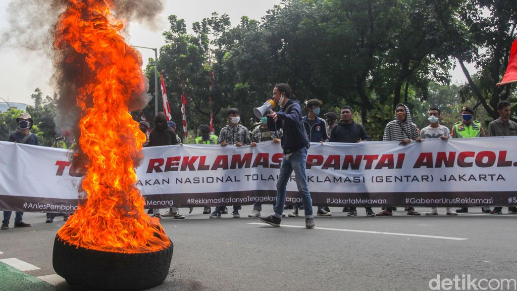 Sejumlah mahasiswa melakukan aksi demo di depan Balai Kota, Jakarta, Rabu (8/7/2020). Mereka menolak rencana reklamasi Ancol.