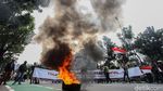 Demo Reklamasi Ancol, Mahasiswa Bakar Ban di Depan Balai Kota