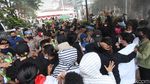 Demo Reklamasi Ancol, Mahasiswa Bakar Ban di Depan Balai Kota