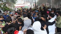 Sempat terjadi dorongan dengan personel kepolisian.