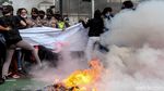 Demo Reklamasi Ancol, Mahasiswa Bakar Ban di Depan Balai Kota