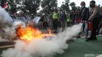 Demo Reklamasi Ancol, Mahasiswa Bakar Ban di Depan Balai Kota