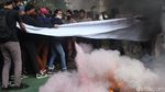 Demo Reklamasi Ancol, Mahasiswa Bakar Ban di Depan Balai Kota