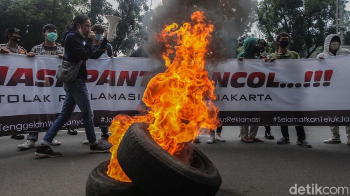 Demo Reklamasi Ancol, Mahasiswa Bakar Ban di Depan Balai Kota Sejumlah mahasiswa melakukan aksi demo di depan Balai Kota, Jakarta, Rabu (8/7/2020). Mereka menolak rencana reklamasi Ancol.
