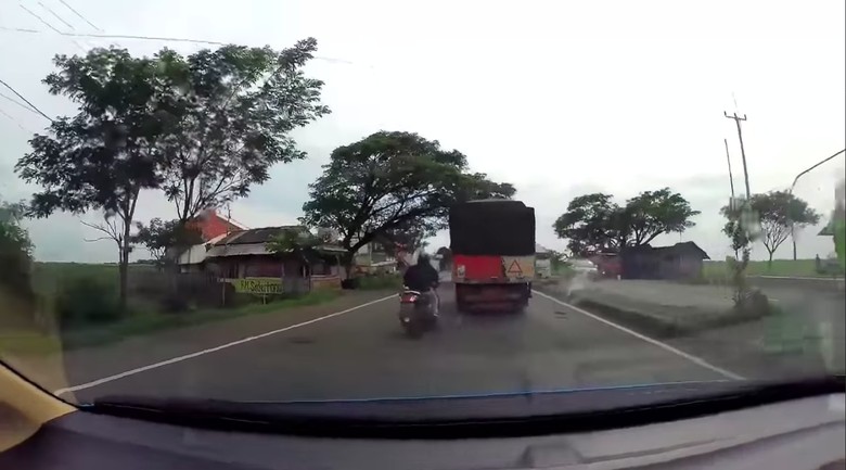 Detik-detik Kecelakaan Motor karena lubang jalan Detik-detik Kecelakaan Motor karena lubang jalan