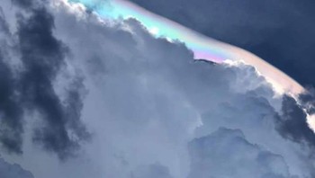 Warna-warni awan ini tampak seperti makhluk di langit Foto: Brightside