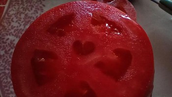 Buah tomat di mana bagian tengahnya terlihat seperti lambang love. (Foto: Brightside)