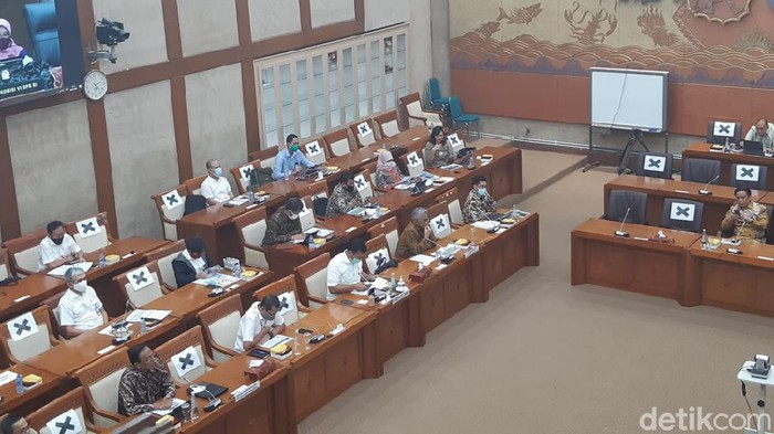 DPR Panggil Dirut Krakatau Steel hingga PTPN Bahas Dana Talangan