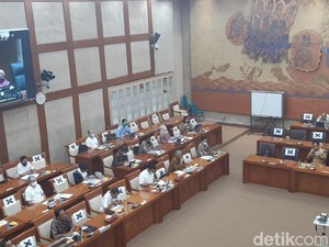 DPR Panggil Dirut Krakatau Steel hingga PTPN Bahas Dana Talangan
