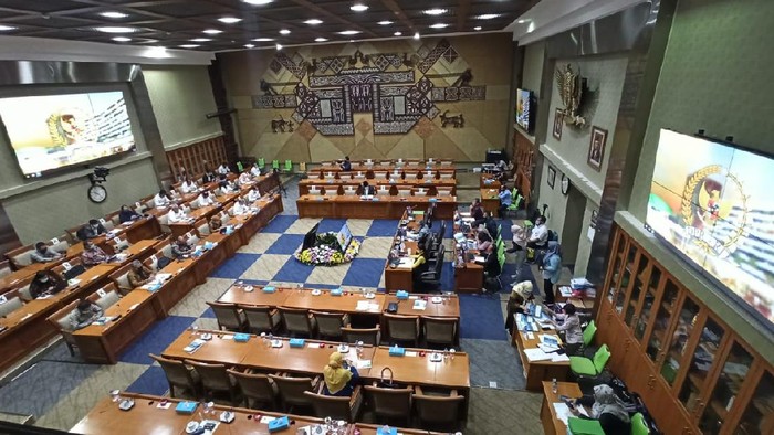 DPR Panggil Menaker Bahas Nasib Pekerja Terimbas Corona