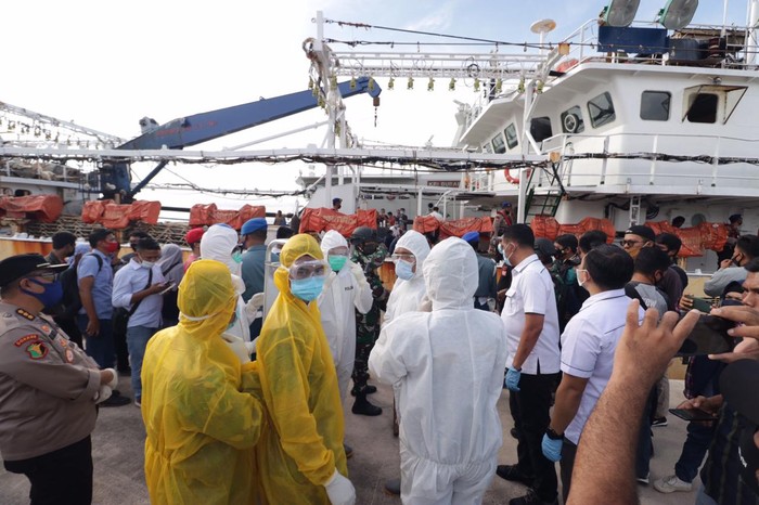 Evakuasi ABK WNI yang meninggal di kapal berbendera China (dok. Polda Kepri)