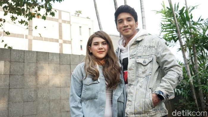 Evelyn Nada Anjani dan Alkhan saat ditemui di kawasan Trans TV.