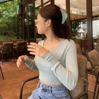 Jepit SetengahJennie Blackpink sering kali terlihat dengan gaya rambut setengah. Selain dengan kunciran dan konde, ia juga tampak menguncirnya dengan jepitan. Jika ingin mengikuti gaya Jennie, kamu tak perlu menjepit rambut terlalu rapi tapi pastikan saja jika aksesori itu punya bentuk dan warna yang cantik.Foto: Instagram