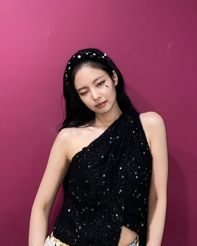 HeadbandBelakangan banyak brand aksesori menjual headband. Tampaknya aksesori itu kembali diminati setelah sebelumnya dianggap kekanakan. Jennie Blackpink beberapa kali terlihat memakai bando. Biasanya Jennie pakai bando yang serasi dengan busananya.Foto: Instagram