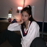 KunciranKunciran bisa bikin kamu terlihat lebih manis dan stylish. Apalagi belakangan kunciran juga hadir dengan warna, motif, dan material yang bervariasi. Menurut sejumlah editor beauty Korea, Jennie membantu mempopulerkan kembali gaya kuncir retro ini. Selain Jennie, artis KPop yang sering tampil dengan gaya rambut ini adalah IU, Joy Red Velvet, dan Hyojung Oh My Girl. Foto: Instagram