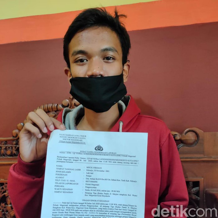 Pelajar SMK dikeroyok gerombolan pesepeda atau goweser di Mojokerto. Kini ayah korban angkat bicara dan meminta polisi segera meringkus para pelaku.