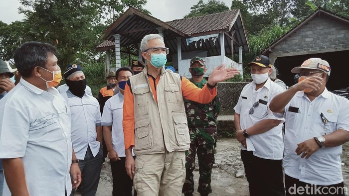 Gubernur Jateng Ganjar Pranowo mengecek jalur evakuasi Merapi di Klaten