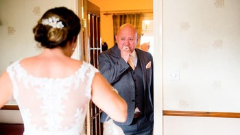 Ekspresi haru dan bahagia. (Foto: Boredpanda)