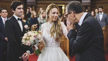 Ayah melepas anaknya untuk menikah (Foto: Boredpanda)