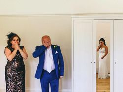 Mengharukan, Ragam Ekspresi Ayah Lihat Putrinya Berbaju Pengantin