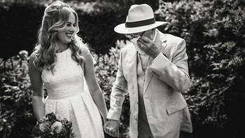 Terharu melepas sang anak (Foto: Boredpanda)