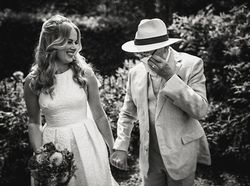 Mengharukan, Ragam Ekspresi Ayah Lihat Putrinya Berbaju Pengantin