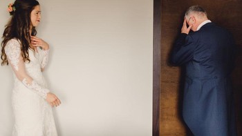 Sang ayah menangis terharu (Foto: Boredpanda)