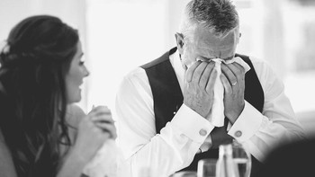 Menangis saat perjamuan keluarga (Foto: Boredpanda)