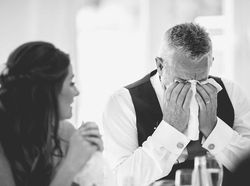 Mengharukan, Ragam Ekspresi Ayah Lihat Putrinya Berbaju Pengantin