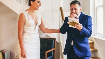 Terharu membaca pidato pernikahan (Foto: Boredpanda)