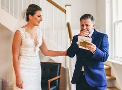 Mengharukan, Ragam Ekspresi Ayah Lihat Putrinya Berbaju Pengantin