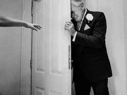 Mengharukan, Ragam Ekspresi Ayah Lihat Putrinya Berbaju Pengantin