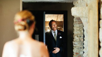 Sang ayah melihat anaknya dengan penuh kagum. (Foto: Boredpanda)