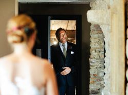 Mengharukan, Ragam Ekspresi Ayah Lihat Putrinya Berbaju Pengantin