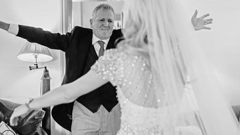 Pelukan hangat untuk putrinya. (Foto: Boredpanda)