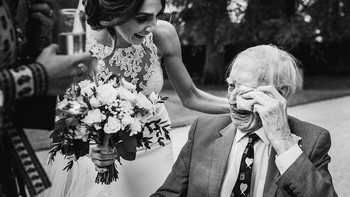 Tak kuasa menahan tangis karena bahagia. (Foto: Boredpanda)