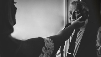 Sentuhan yang penuh kasih sayang. (Foto: Boredpanda)