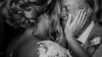 Penuh haru bahagia. (Foto: Boredpanda)