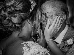 Mengharukan, Ragam Ekspresi Ayah Lihat Putrinya Berbaju Pengantin