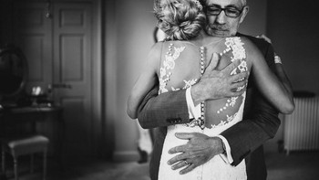 Pelukan hangat dari sang ayah. (Foto: Boredpanda)