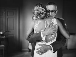 Mengharukan, Ragam Ekspresi Ayah Lihat Putrinya Berbaju Pengantin