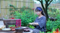 Hidup di Desa, YouTuber Li Ziqi Petik Buah hingga Bikin Mie Sendiri